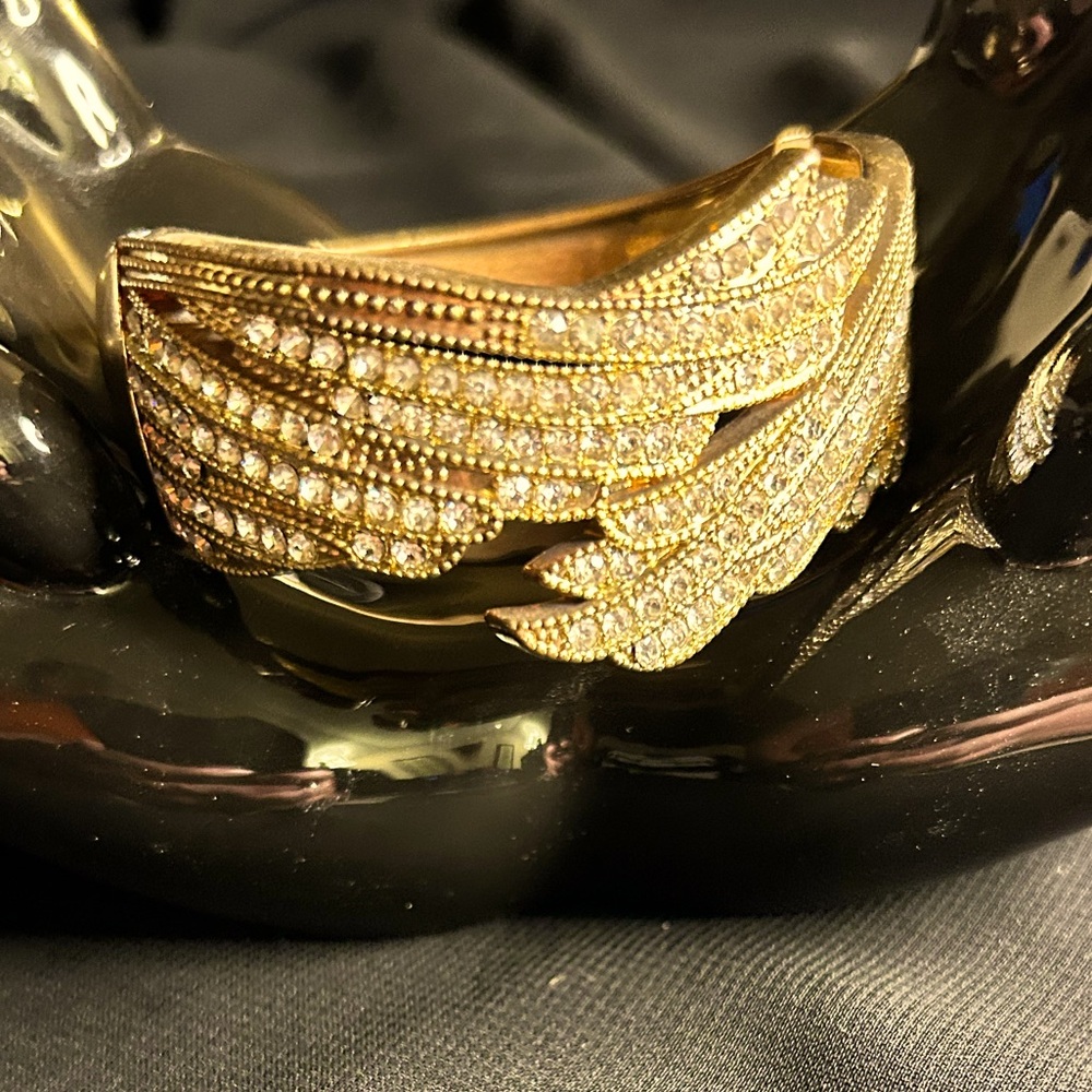 VTG Beautiful gold tone Metal and clear rhinestone clamper bracelet. Unsigned